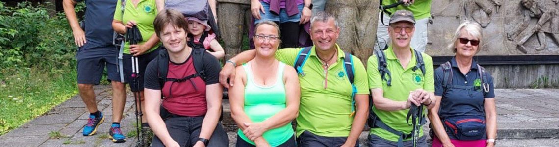 (5) 24.07.17 Gruppe vor dem Denkmal 3